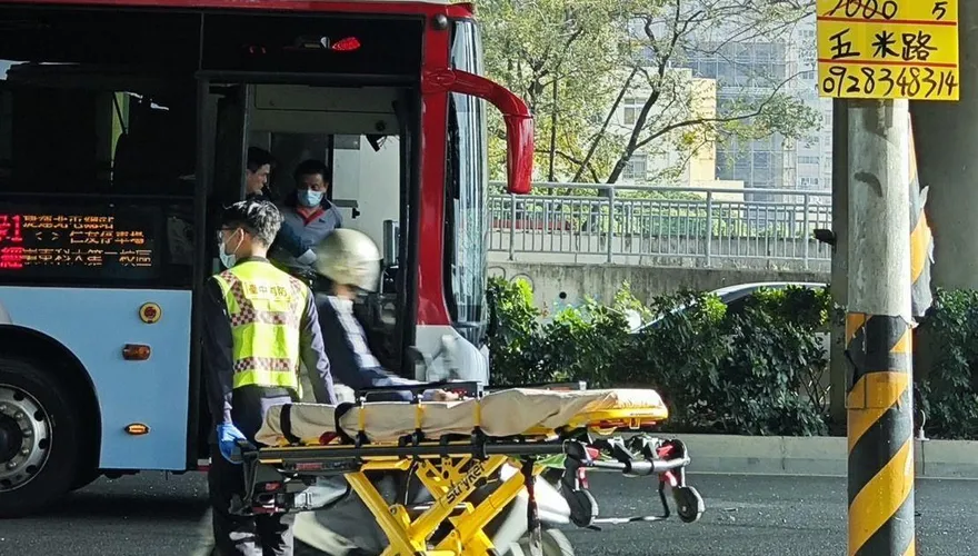 撞擊瞬間曝光！台中小客車遭客運猛撞門壓扁　5傷急送醫
