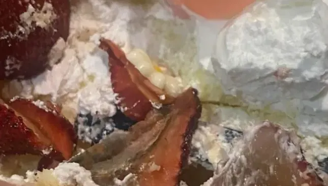 高雄知名糕點店出大包！草莓蛋糕發霉長噁心黴菌　業者致歉了
