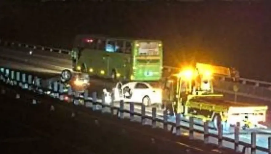 國道嚴重車禍！國1南向226.7k「追撞翻車」傷亡不明