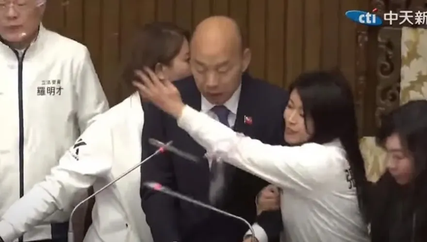 藍營2大女戰神上陣！肉身勇護韓國瑜照片曝　羅智強淚喊好感動