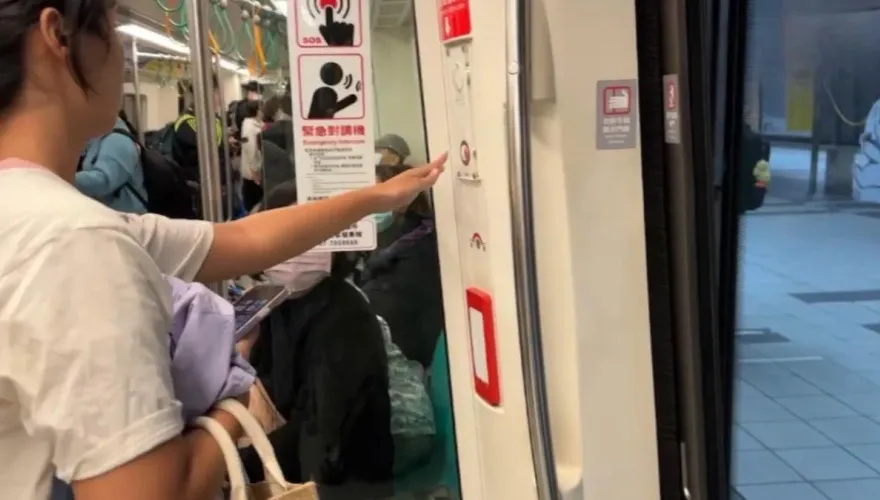 高捷出事！車門對不上月台　緊急通話鈕竟無人應