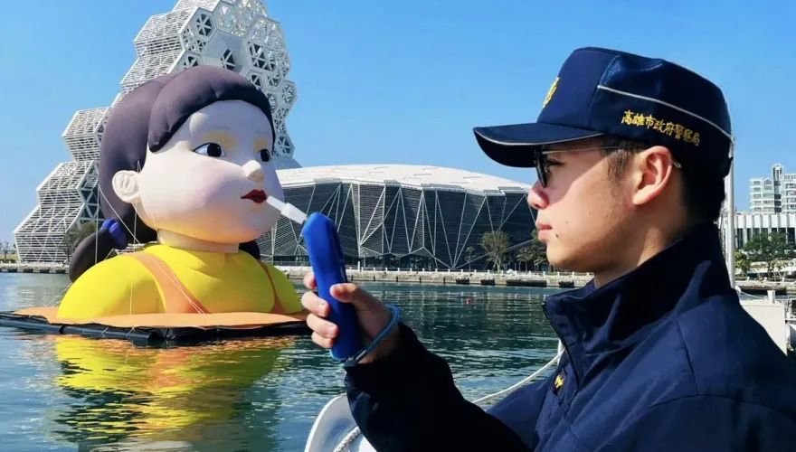 《魷魚遊戲》英熙娃娃高雄展出！　鹽埕警惡搞「酒測哏圖」爆紅