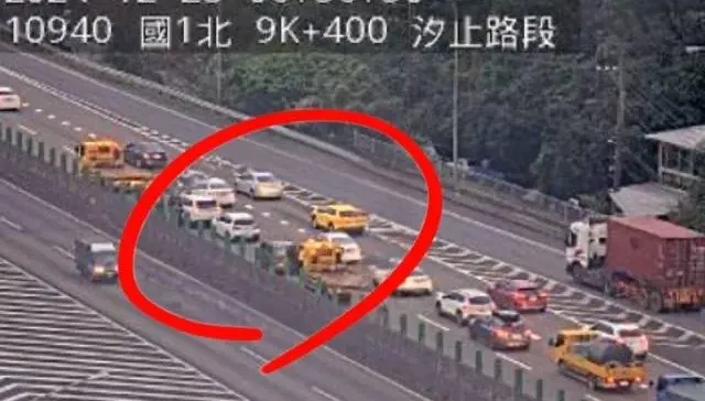 週一上班請小心！國1南下9.6k汐止段「3車追撞」後方紫爆