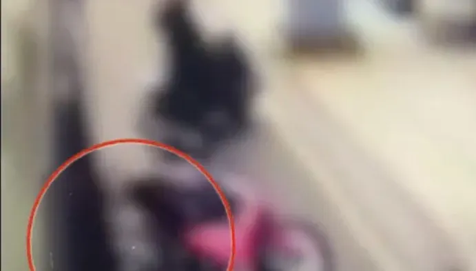 影/奪命瞬間！台中男騎士「鑽縫超車失敗」遭公車輾死