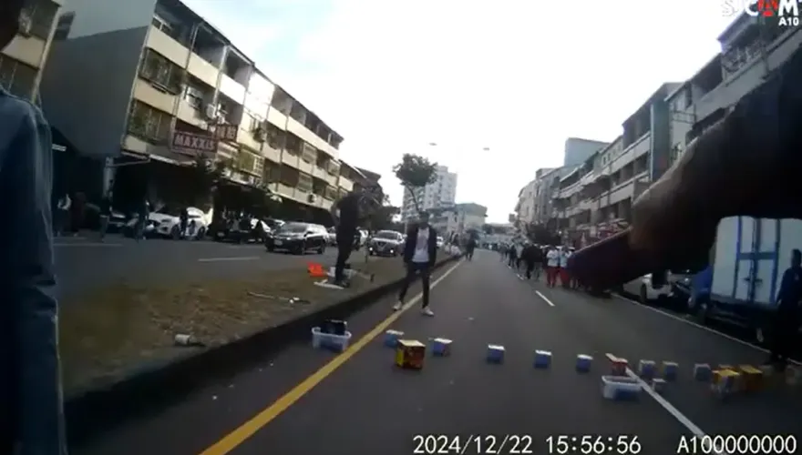 把馬路當自家！台中宮廟鞭炮佔滿車道　警霸氣：收起來