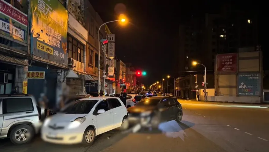 頭份3車「街頭追逐」撞一團！警到場查獲大量毒品