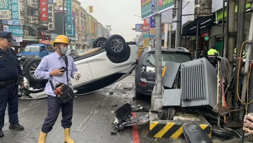 高雄男開車撞壞變電箱！釀136戶停電　台電將求償