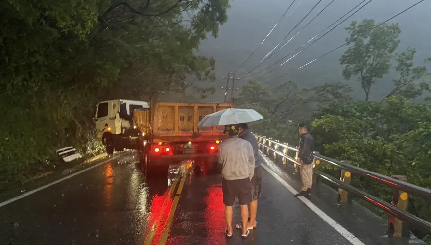 天雨路滑！台9線蘇澳段曳引車自撞山壁　雙向一度回堵2公里