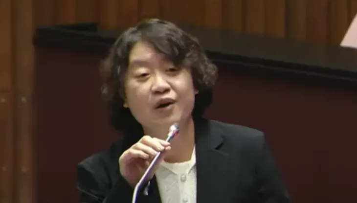 劉靜怡點評柯文哲起訴書！她喊「終於轉移焦點了」讓兩派網友戰翻