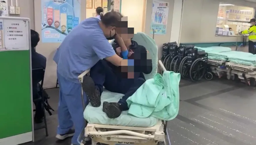 影/救治畫面直擊！台中「員警遭狂男刀捅腹部」重傷