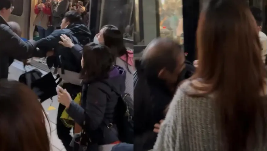 門一開就狂擠！北捷阿伯「想插隊被女乘客揍」　扭打畫面曝