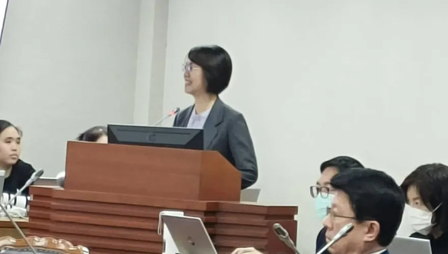 影/翁曉玲不滿潘孟安稱「台灣行憲紀念日」　雙方爆口角衝突