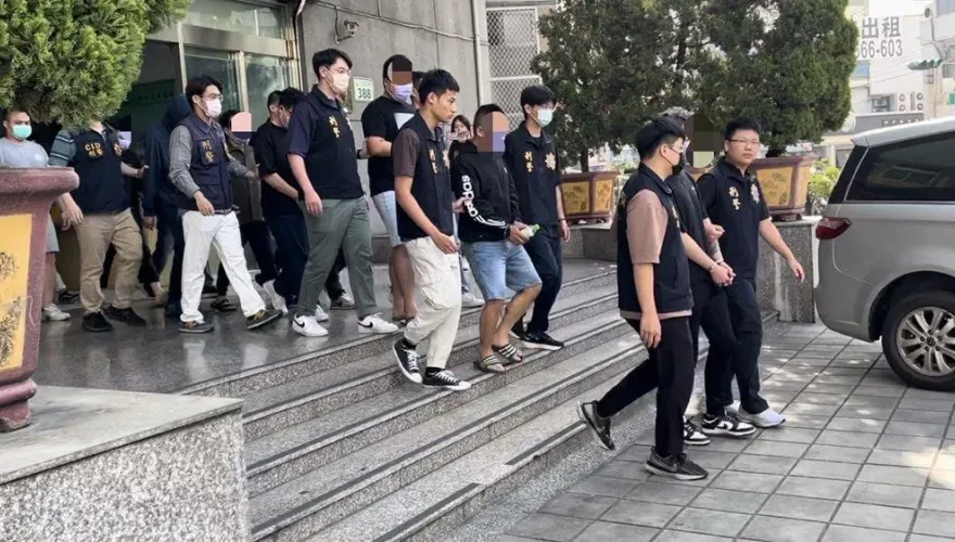 高雄檢警破「無人洗錢機房」！2年過手120億「主嫌撈8千萬」