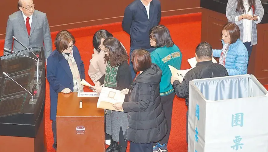 7綠委選前大喊「通過大法官是義務」 侯漢廷狠酸：現成為豬頭