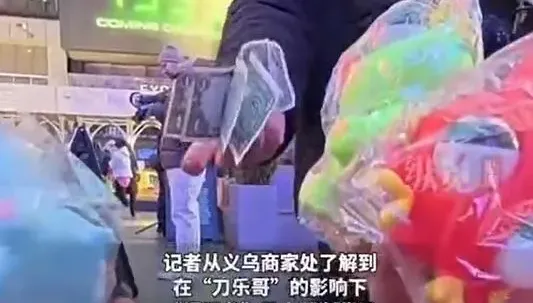 影/只會「two dollar」…陸男紐約賣翻陸製玩具