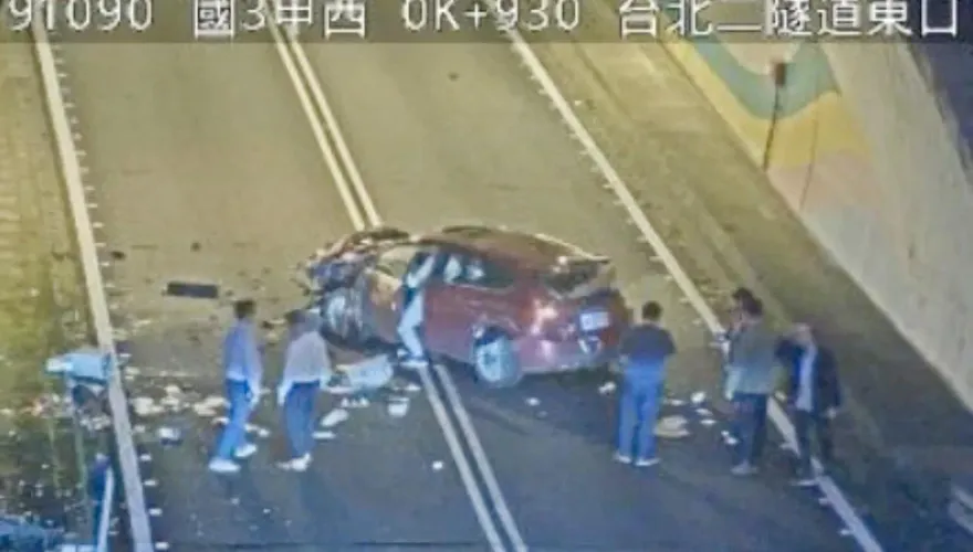 國道車禍！國3台北二隧道轎車自撞　車頭全毀慘況曝