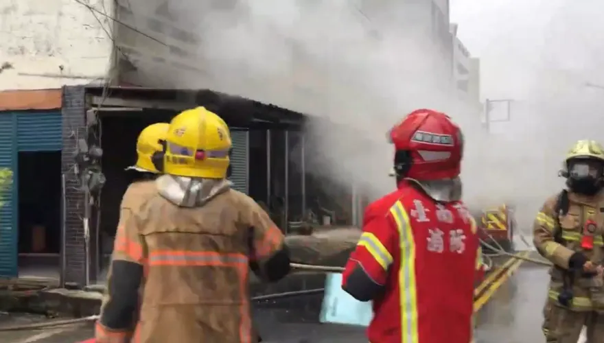 台南六甲透天厝火災！2樓冒濃濃黑煙　1居民自行逃生