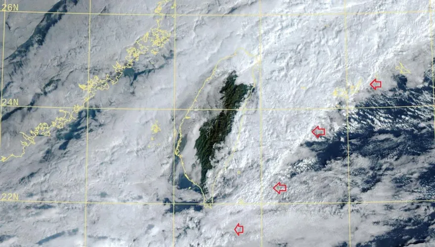 東北季風增強被監控！鄭明典曬衛星雲圖解析：往東南2方向推進