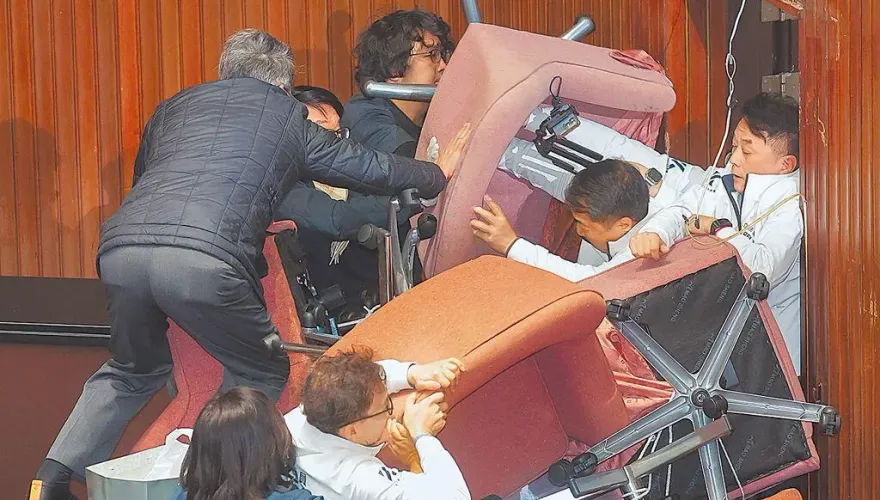 只敢在青鳥面前勇猛？媒體人酸沈伯洋、王義川：遇衝突就縮在那邊