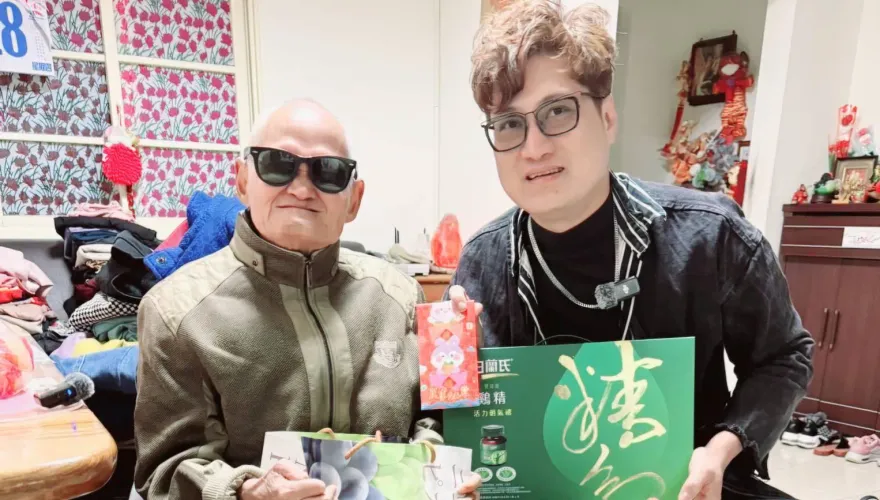 李炳輝妻中風還骨折！楊哲衝淡水探望　送紅包暖喊：想拋磚引玉