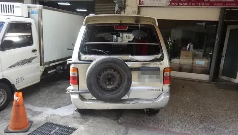 影/阿公版玩命關頭！7旬「翁」迪索倒車失控毀3民宅2車