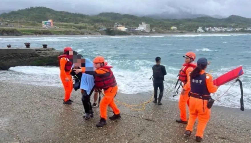 落海意外！台東烏石鼻釣客遭大浪擊落　海巡及時救援