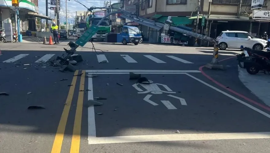 影/驚險瞬間曝！台中2大車「連環勾」電線　交通號誌桿斷裂倒塌