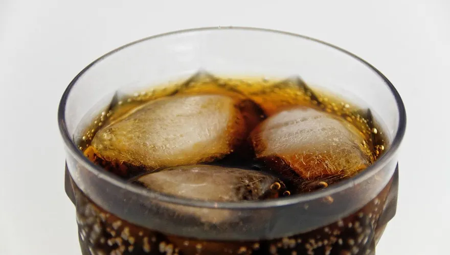 代糖飲料比含糖飲料更易引發脂肪肝！研究：風險增60%