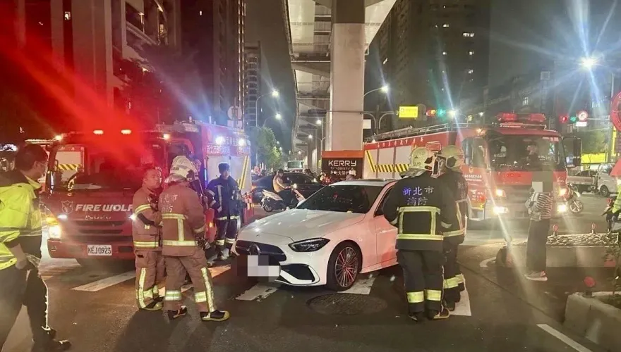 影/行人地獄！賓士撞倒過馬路女大生險輾過　駕駛罰款+吊照
