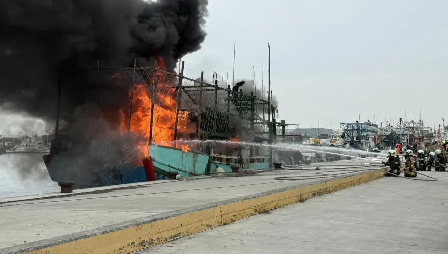 直擊！高雄興達港驚爆火燒船　8船員急逃生幸無傷亡