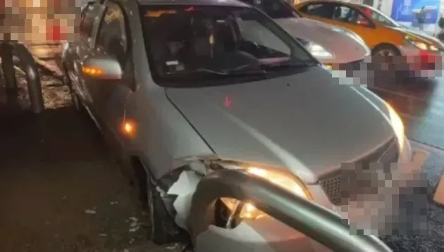 嚇壞10多人！基隆汽車失控撞公車亭　防撞桿旁1民眾擦傷