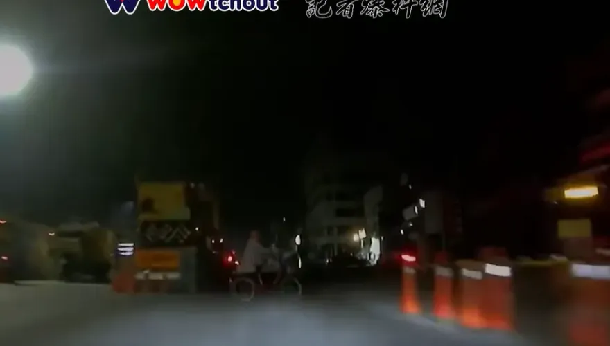 「半夜推車奶奶」突冒出！　熱褲女騎士嚇壞煞不及噴飛