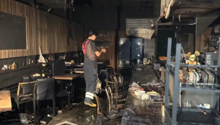 高雄居酒屋火警！店內裝潢全燻黑　業者嘆：年前恐無法營業
