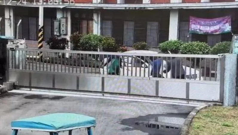 街頭爆口角！副駕持棍下車開扁　駕駛「棄舵奪門」加入戰局