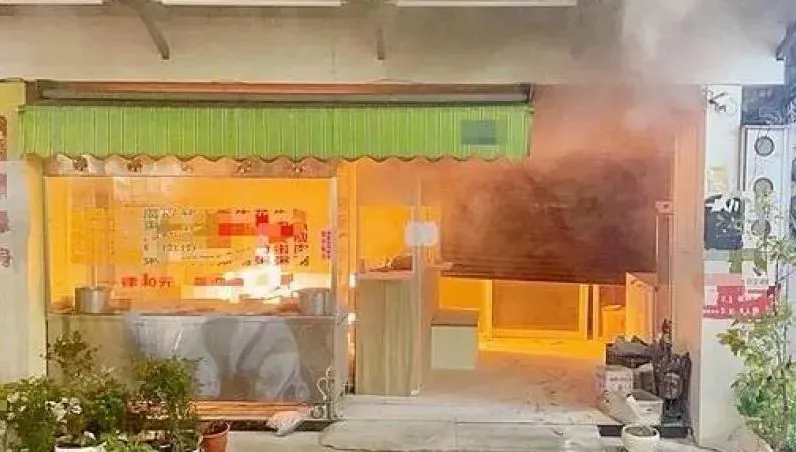 桃園鬧區粥店驚傳氣爆！烈焰狂燒嚇壞路人...消防撲救畫面曝
