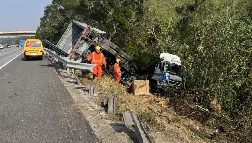 影/砂石車駕駛分心！國3通霄段追撞貨櫃車　翻落邊坡1傷