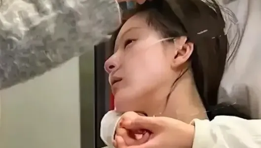 趙露思病倒「癱坐輪椅」！驚爆患失語症　父親報平安