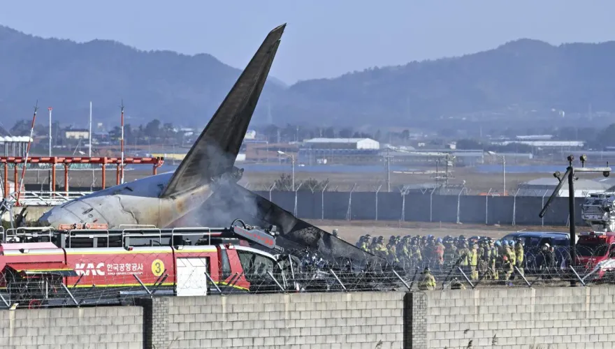 影/韓客機墜毀瞬間曝！機腹著地滑行撞圍欄爆炸　代總統發聲了