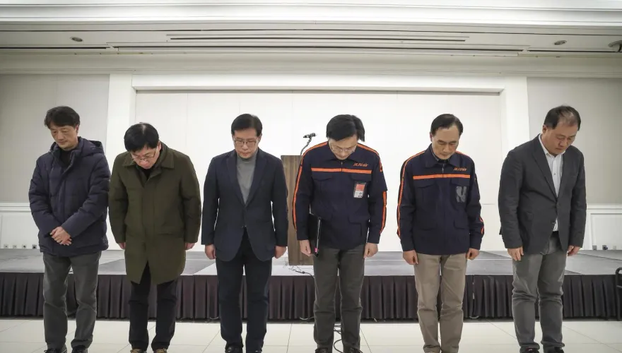 鞠躬道歉！濟洲航空高層召開記者會　CEO唸完聲明迅速離開