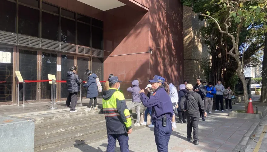 柯文哲等4人重開羈押庭！北院外「民眾搶排」旁聽證