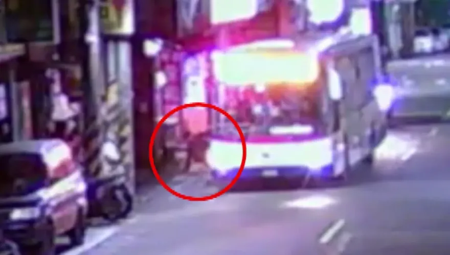 影/直擊！汐止莽男把7旬翁踹下公車「頭撞地昏迷」