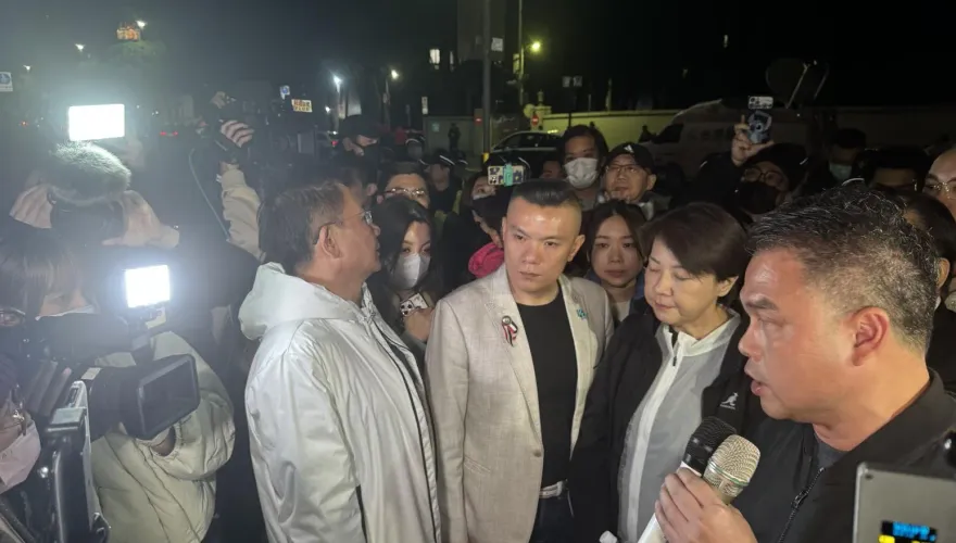 影/北院場外直擊！柯文哲7千萬重金交保、小草嗨翻