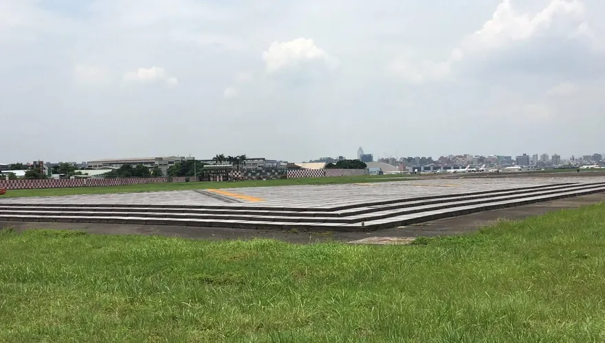 松山機場遭雷雨襲擊！民航局：19:27起地面作業暫停