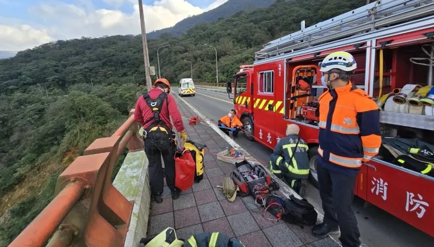 馬槽橋驚見女屍！肢體變形警消吊掛脫困　死者身分曝光