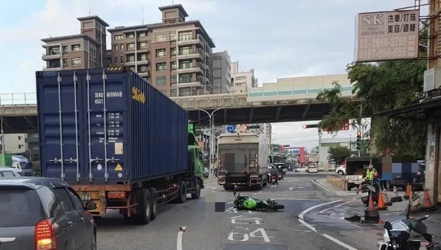 八里死亡車禍！22歲重機男遭大貨車輾過　送醫不治