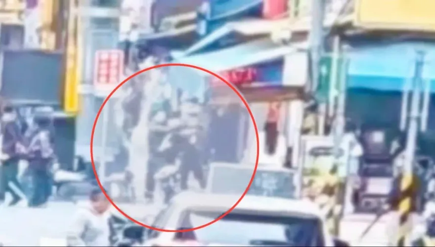影/吃嘸魷魚羹爆衝突！西門町老店店員遭控毆人　醉漢失控被上銬