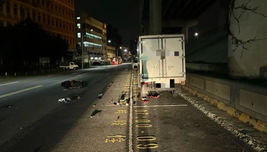 無緣與家人共度新年！機車撞路邊貨車　新莊女爆頭身亡