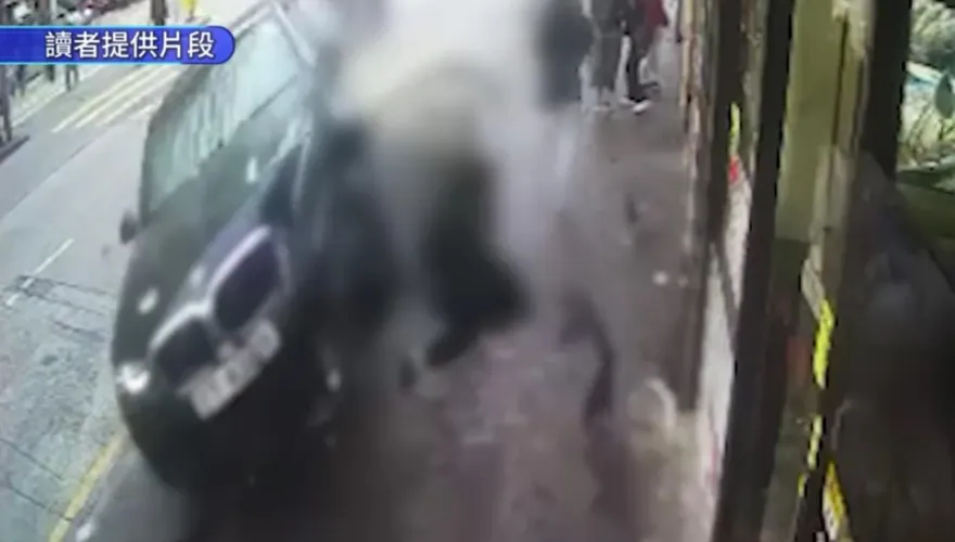 影/太可怕！女被「砲彈飛車」撞飛墜地　港車禍釀1死2傷