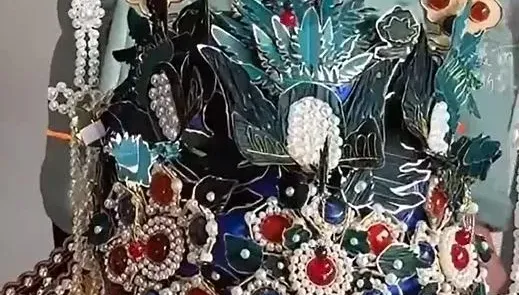 影/相信嗎？華麗鳳冠竟是雞毛做的　網友嘆服浙江大媽巧手