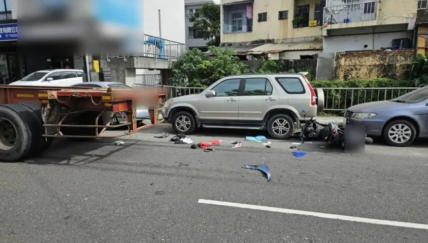 影/追撞聯結車遭彈飛！高雄23歲男騎士「甩進2車縫」輕傷送醫